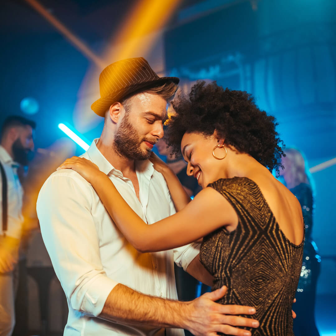 Pareja bailando en Night Club